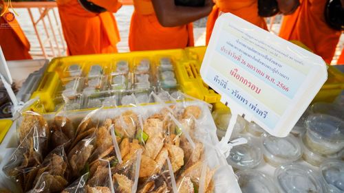 ภาพ No.74467:พิธีถวายภัตตาหารเป็นสังฆทาน แด่คณะพระธรรมยาตราฯ ในโครงการธรรมยาตรากตัญญูบูชา มหาปูชนียาจารย์ พระมงคลเทพมุนี(สด จนฺทสโร) พระผู้ปราบมาร อนุสรณ์สถาน 7 แห่ง ปีที่ 11 วันที่ 26 มกราคม พ.ศ. 2566