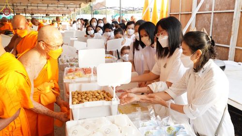 ภาพ No.73140:พิธีถวายภัตตาหารเป็นสังฆทาน แด่คณะพระธรรมยาตราฯ ในโครงการธรรมยาตรากตัญญูบูชา มหาปูชนียาจารย์ พระมงคลเทพมุนี(สด จนฺทสโร) พระผู้ปราบมาร อนุสรณ์สถาน 7 แห่ง ปีที่ 11 วันที่ 21 มกราคม พ.ศ. 2566