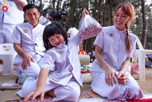 ภาพ No.106220:พิธีต้อนรับพระธรรมยาตรา ชุด 2 ในโครงการธรรมยาตรากตัญญูบูชา มหาปูชนียาจารย์  พระมงคลเทพมุนี(สด จนฺทสโร) พระผู้ปราบมาร  อนุสรณ์สถาน 7 แห่ง ปีที่ 12  วันที่ 3 มกราคม พ.ศ. 2567  ณ อนุสรณ์สถานโลตัสแลนด์ จ.สุพรรณบุรี