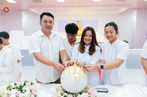 ภาพ No.294302:วันอาทิตย์ที่ 14 ธันวาคม พ.ศ.2568 พิธีเจริญพระพุทธมนต์สมโภชดวงแก้วลูกนิมิตเอก และดวงแก้วนิมิตปฏิบัติธรรม อัญเชิญประดิษฐาน  ณ วัดพระธรรมกายในประเทศสหรัฐอเมริกาและประเทศเยอรมนี 7 แห่ง ณ อาคารปลูกศรัทธา 2 วัดพระธรรมกาย