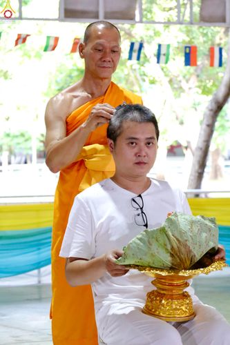 ภาพ No.338355:วันอาทิตย์ที่ 5 กรกฎาคม พศ.2569 พิธีตัดปอยผมธรรมทายาทนานาชาติ IDOP รุ่นที่ 21 จากประเทศจีน มาเลเซีย สิงคโปร์ และไต้หวัน ณ โถงช้าง วัดพระธรรมกาย