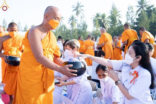 ภาพ No.70608:พิธีตักบาตรพระธรรมยาตราฯ ในโครงการธรรมยาตรากตัญญูบูชา มหาปูชนียาจารย์ พระมงคลเทพมุนี(สด จนฺทสโร) พระผู้ปราบมาร ปีที่ 11 ณ อนุสรณ์สถานลำดับที่ 2 สถานที่ตั้งมโนปณิธานบวชตลอดชีวิต อนุสรณ์สถานคลองบางนางแท่น อ.สามพราน จ.นครปฐม วันที่ 14 มกราคม พ.ศ. 2566