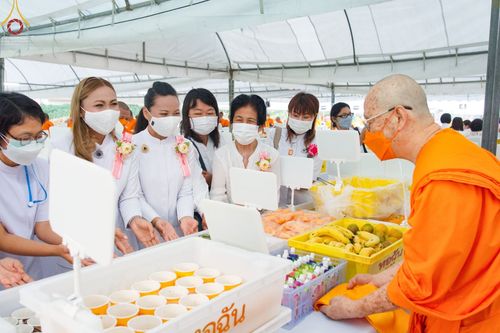 ภาพ No.71077:พิธีถวายภัตตาหารเป็นสังฆทาน แด่คณะพระธรรมยาตราฯ ในโครงการธรรมยาตราฯ ปีที่ 11 ณ อนุสรณ์สถานคลองบางนางแท่น อ.สามพราน จ.นครปฐม วันที่ 13 มกราคม พ.ศ. 2566