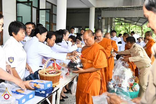 ภาพ No.344302:วันที่ 12 สิงหาคม พ.ศ. 2569  พสกนิกรชาวอำเภอคลองหลวง พร้อมใจร่วมพิธีสวดพระพุทธมนต์และทำบุญตักบาตรถวายพระราชกุศล เนื่องในวันคล้ายวันพระราชสมภพ สมเด็จพระบรมราชชนนีพันปีหลวง และวันแม่แห่งชาติ 12 สิงหาคม 2569