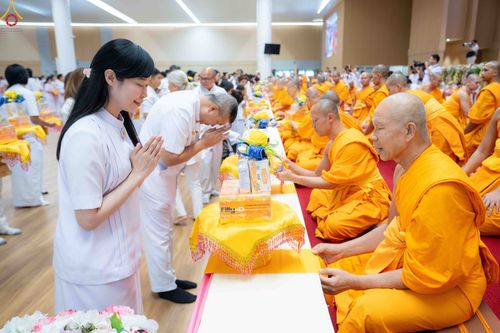 ภาพ No.343645:วันที่ 16 สิงหาคม พ.ศ.2569 พิธีถวายคิลานเภสัช และอุปกรณ์ทางการแพทย์ ณ ห้องแก้วสารพัดนึก2 วัดพระธรรมกาย