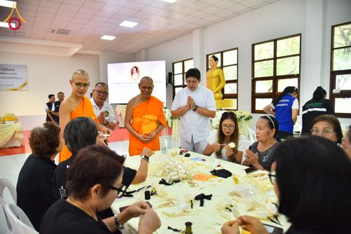ภาพ No.327533:วันศุกร์ที่ 1 พฤษภาคม พ.ศ. 2569 รวมใจพสกนิกรชาวอำเภอคลองหลวง ประดิษฐ์ดอกไม้จันทน์ เพื่อใช้ในพิธีถวายดอกไม้จันทน์ในงานพระราชพิธีถวายพระเพลิงพระบรมศพ สมเด็จพระนางเจ้าสิริกิติ์ พระบรมราชินีนาถ พระบรมราชชนนีพันปีหลวง ณ วัดพระธรรมกาย