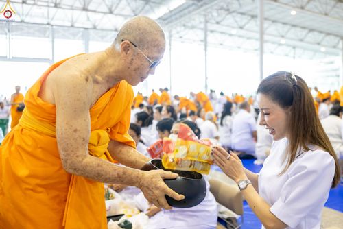 ภาพ No.337674:วันอาทิตย์ต้นเดือน 5 กรกฎาคม พ.ศ.2569 พิธีตักบาตรข้าวสารอาหารแห้ง  ณ บ้านแก้วเรือนทองคุณยายฯ วัดพระธรรมกาย