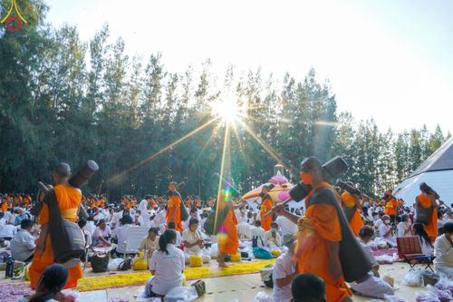 ภาพ No.105736:พิธีต้อนรับพระธรรมยาตรา ในโครงการธรรมยาตรากตัญญูบูชา มหาปูชนียาจารย์ พระมงคลเทพมุนี(สด จนฺทสโร) พระผู้ปราบมาร อนุสรณ์สถาน 7 แห่ง ปีที่ 12 วันที่ 3 มกราคม พ.ศ. 2567 ณ อนุสรณ์สถานโลตัสแลนด์ จ.สุพรรณบุรี