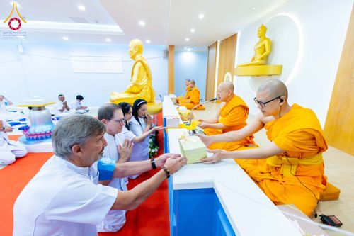 ภาพ No.313294:วันอาทิตย์ที่ 8 มีนาคม พ.ศ. 2569 พิธีสมโภชรูปเหมือนพระมงคลเทพมุนี (สด จนฺทสโร) และพิธีทอดผ้าป่าสามัคคีเพื่อสร้างวิหารพระมงคลเทพมุนี ณ วัดพุทธเคปทาวน์ ประเทศแอฟริกาใต้