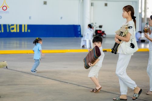 ภาพ No.143440:พิธีตักบาตร ข้าวสารอาหารแห้ง ณ บ้านแก้วเรือนทองคุณยายฯ และ พิธีบูชาข้าวพระ  ณ สภาธรรมกายสากล วัดพระธรรมกาย วันอาทิตย์ที่ 7 กรกฎาคม พ.ศ. 2567