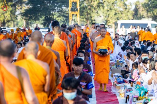 ภาพ No.103887:พิธีตักบาตรพระ 1,000 รูป ครั้งที่ 7 ถวายเป็นพุทธบูชา เพื่อช่วยเหลือคณะสงฆ์ 323 วัด 4 จังหวัดชายแดนภาคใต้ และถวายแด่คณะสงฆ์จังหวัดพิษณุโลก ณ ลานธรรมธุดงคสถานพิษณุโลก อ.วังทอง จ.พิษณุโลก วันที่ 24 ธันวาคม พ.ศ. 2566