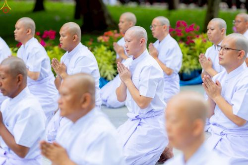 ภาพ No.228905:วันเสาร์ที่ 14 มิถุนายน พ.ศ. 2568 พิธีเวียนประทักษิณ , พิธีขอขมารับผ้าไตร ในโครงการบรรพชาอุปสมบทหมู่ ผู้บริหารรุ่นที่ 15 และ อุดมศึกษา รุ่นที่ 52 ณ โบสถ์พระไตรปิฎก วัดพระธรรมกาย