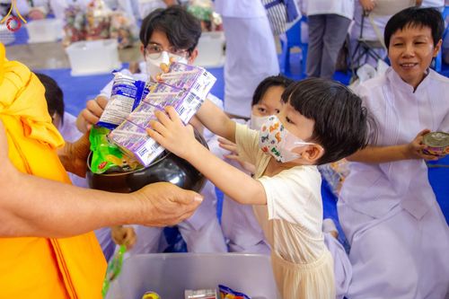 ภาพ No.136610:พิธีตักบาตร พิธีบูชาข้าวพระ ในวันอาทิตย์ต้นเดือนที่ 5 พฤษภาคม พ.ศ. 2567 ณ วัดพระธรรมกาย จ.ปทุมธานี