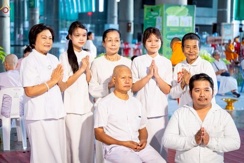 ภาพ No.243001:วันที่ 31 สิงหาคม พ.ศ. 2568 พิธีตัดปอยผมและปลงผม โครงการอุปสมบทหมู่บูชาธรรม ครบรอบ 108 ปี วันครูผู้ค้นพบวิชชาธรรมกาย ณ วัดพระธรรมกาย