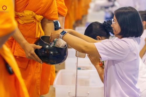 ภาพ No.205901:พิธีตักบาตร และ พิธีบูชาข้าวพระ ในวันอาทิตย์ต้นเดือน 2 กุมภาพันธ์ พ.ศ. 2568 ณ สภาธรรมกายสากล วัดพระธรรมกาย