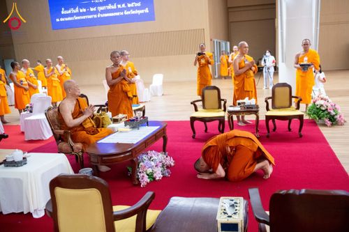 ภาพ No.208830:พระบาทสมเด็จพระเจ้าอยู่หัวทรงพระกรุณาโปรดเกล้าฯ พระราชทานภัตตาหารพระราชทาน แด่พระภิกษุ สามเณร ในการสอบบาลีสนามหลวง ณ วัดพระธรรมกาย วันที่ 22 กุมภาพันธ์ พ.ศ. 2568 ณ วัดพระธรรมกาย อำเภอคลองหลวง จังหวัดปทุมธานี