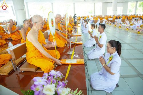 ภาพ No.205728:พิธีสวดพระพุทธมนต์ และถวายภัตตาหารเมนูสวรรค์แด่พระภิกษุ สามเณร วันจันทร์ที่ 3 กุมภาพันธ์ พ.ศ. 2568 ณ หอฉันคุณยายอาจารย์ฯ วัดพระธรรมกาย