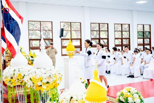 ภาพ No.276061:วันที่ 5 ธันวาคม พ.ศ. 2568 พสกนิกรอำเภอคลองหลวง พร้อมใจบำเพ็ญกุศลอุทิศถวาย “ในหลวงรัชกาลที่ 9” น้อมรำลึกในพระมหากรุณาธิคุณ เนื่องในวันคล้ายวันพระบรมราชสมภพ วันชาติ และวันพ่อแห่งชาติ ณ อาคารปลูกศรัทธา 2 วัดพระธรรมกาย อำเภอคลองหลวง จังหวัดปทุมธานี