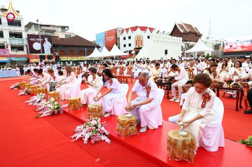 ภาพ No.210323:วันอาทิตย์ที่ 9 มีนาคม พ.ศ. 2568 พ่อเมืองโคราชจัดตักบาตรพระหมื่น ทำบุญเมือง 557 ปี