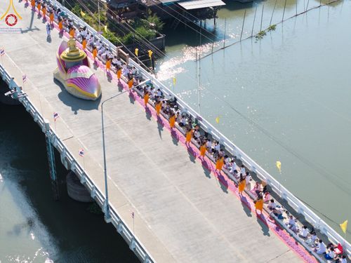 ภาพ No.193304:พิธีต้อนรับพระธรรมยาตรา ณ อนุสรณ์สถาน สถานที่เกิดในเพศสมณะ วัดสองพี่น้อง อำเภอสองพี่น้อง จังหวัดสุพรรณบุรี ในโครงการธรรมยาตรา กตัญญูบูชา มหาปูชนียาจารย์ พระมงคลเทพมุนี(สด จนฺทสโร) พระผู้ปราบมาร อนุสรณ์สถาน 7 แห่ง ปีที่ 13 วันที่ 11 มกราคม พ.ศ. 2568