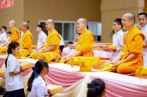 ภาพ No.245963:วันเสาร์ที่ 13 กันยายน พ.ศ. 2568 พิธีมอบผ้าไตรประธานกฐินสัมฤทธิ์เด็กดี V-Star ณ สภาธรรมกายสากล วัดพระธรรมกาย