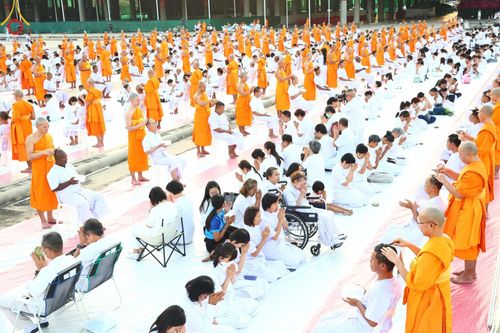 ภาพ No.180042:พิธีปลงผมนาคธรรมทายาท ในโครงการอุปสมบทหมู่ บูชาธรรมมหาปูชนียาจารย์ (ศูนย์อบรมวัดพระธรรมกาย) วันที่ 1 ธันวาคม พ.ศ. 2567 ณ ลานธรรมหารัตนวิหารคด วัดพระธรรมกาย จ.ปทุมธานี