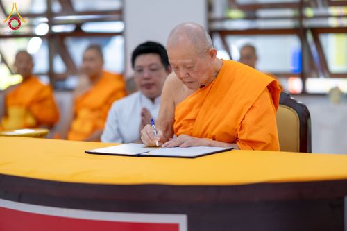 ภาพ No.160847:พิธีเจริญพระพุทธมนต์ และปิดแผ่นทองรูปเหมือน พระเดชพระคุณพระมงคลเทพมุนี (สด จนฺทสโร) พระผู้ปราบมาร จำนวน 3 องค์ วันเสาร์ที่ 5 ตุลาคม พ.ศ. 2567 ณ อาคารปลูกศรัทธา 2 (ชานชลาเดิม) วัดพระธรรมกาย อ.คลองหลวง จ.ปทุมธานี