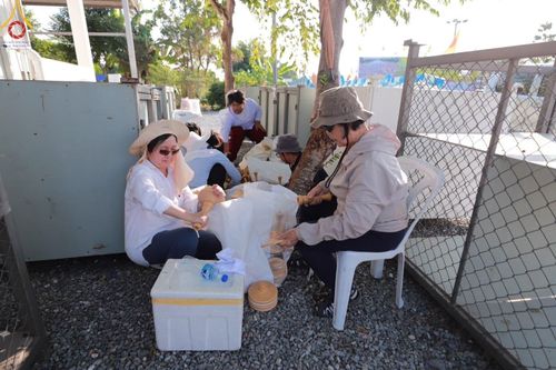 ภาพ No.203014:V.51 สารพัดV สารพัดดี ที่คลองบางนางแท่น ในโครงการธรรมยาตรา กตัญญูบูชา มหาปูชนียาจารย์ พระมงคลเทพมุนี(สด จนฺทสโร) พระผู้ปราบมาร อนุสรณ์สถาน 7 แห่ง ปีที่ 13 ระหว่างวันที่ 2-31 มกราคม พ.ศ. 2568