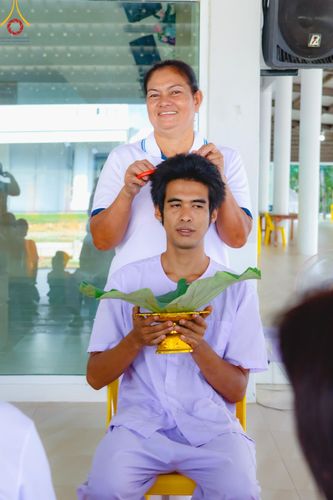 ภาพ No.186503:พิธีตัดปอย ปลงผม เวียนประทักษิณ  มอบบาตรผ้าไตร ขอขมาผู้ปกครอง และพิธีบรรพชาอุปสมบท  โครงการอุปสมบทหมู่บูชาธรรมมหาปูชนียาจารย์  ประจำปี 2567 ณ ศูนย์ปฏิบัติธรรมภาคใต้และวัดคงคาเลียบ อ.บางกล่ำ จ.สงขลา วันอาทิตย์ที่ 8 ธันวาคม พ.ศ. 2567