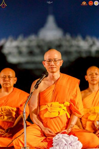 ภาพ No.224524:วันจันทร์ที่ 12 พฤษภาคม พ.ศ. 2568  ชาวพุทธในอินโดนีเซีย ร่วมฉลองวิสาขบูชาจุดประทีปกว่า 200,000 ดวง ณ พระมหาเจดีย์บรมพุทโธ  เจริญพุทธมนต์ถวาย “พระวชิรเกล้าเจ้าอยู่หัว”