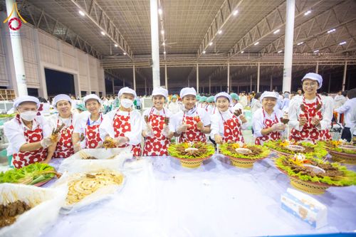 ภาพ No.202730:พิธีถวายภัตตาหารเป็นสังฆทาน แด่พระธรรมยาตรา ณ วัดพระธรรมกาย ตำบลคลองสาม อำเภอคลองหลวง จังหวัดปทุมธานี ในโครงการธรรมยาตรา กตัญญูบูชา มหาปูชนียาจารย์ พระมงคลเทพมุนี(สด จนฺทสโร) พระผู้ปราบมาร อนุสรณ์สถาน 7 แห่ง ปีที่ 13 วันที่ 28 มกราคม พ.ศ. 2568