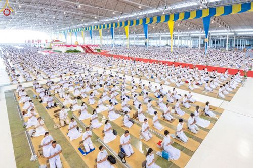 ภาพ No.89493:พิธีตักบาตร ข้าวสารอาหารแห้ง พิธีบูชาข้าวพระ และพิธีจุดเทียนใจ ไฟนิรันดร์  อนันตชัย ณ สภาธรรมกายสากล วัดพระธรรมกาย วันอาทิตย์ที่ 1 ตุลาคม พ.ศ. 2566