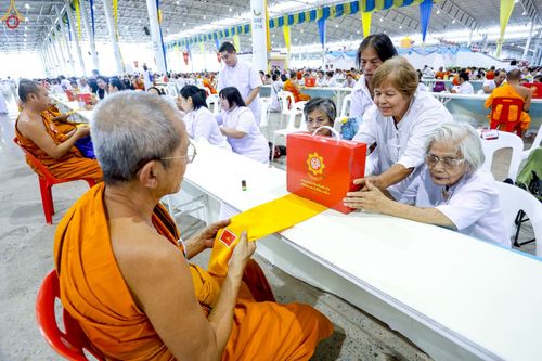 ภาพ No.236393:วันที่ 3 สิงหาคม พ.ศ. 2568 พิธีถวายมหาสังฆทานคณะสงฆ์ 2,000 กว่าวัดทั่วประเทศ ปีที่ 25 , พิธีถวายไทยธรรมคณะสงฆ์ 323 วัด 4 จังหวัดชายแดนภาคใต้ ณ วัดพระธรรมกาย