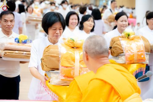 ภาพ No.180859:พิธีถวายภัตตาหารเมนูสวรรค์ และพิธีถวายอุปกรณ์กันหนาว แด่คณะพระภิกษุสามเณรวัดพระธรรมกาย วันอาทิตย์ที่ 8 ธันวาคม พ.ศ.2567 ณ สภาธรรมกายสากล วัดพระธรรมกาย