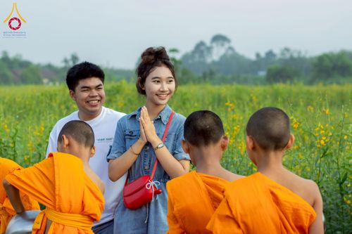 ภาพ No.217982:วันศุกร์ที่ 11 เมษายน พ.ศ. 2568 พระและสามเณร 99 รูป จากศูนย์ปฏิบัติธรรมระยอง(บ้านช่องลม) บิณฑบาต ณ ทุ่งปอเทือง ต.บางบุตร อ.บ้านค่าย จ.ระยอง เพื่อเป็นการฝึกสามเณรภาคฤดูร้อน ผ่านกิจวัตรบิณฑบาตในพื้นที่ชุมชน