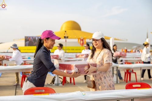 ภาพ No.225102:วันที่ 20 - 27 เมษายน พ.ศ. 2568 "ภาพแห่งความปลื้มที่ไม่มีวันจบ" คณะสงฆ์สามเณร เจ้าหน้าที่ และสาธุชน ร่วมแรงร่วมใจกันเตรียมงานและเก็บงาน เพื่อวันคุ้มครองโลก พิธีถวายมหาสังฆทานคณะสงฆ์ 40,000 กว่าวัดทั่วประเทศ