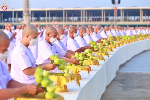 ภาพ No.101468:พิธีเวียนประทักษิณ, พิธีวันทาเจดีย์, พิธีขอขมาและมอบผ้าไตร ในโครงการอุปสมบทหมู่ รุ่นบูชาธรรมมหาปูชนียาจารย์ ณ วัดพระธรรมกาย ในวันที่ 9 ธันวาคม พ.ศ. 2566