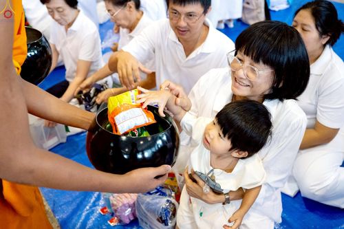 ภาพ No.243524:วันที่ 7 กันยายน พ.ศ. 2568 พิธีตักบาตร ข้าวสารอาหารแห้ง ในวันครูผู้ค้นพบวิชชาธรรมกาย ณ บ้านแก้วเรือนทองคุณยายฯ สภาธรรมกายสากล วัดพระธรรมกาย