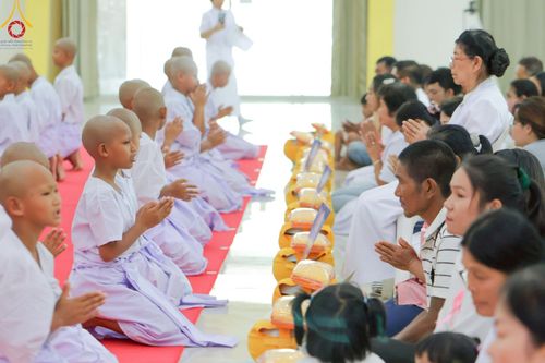 ภาพ No.216233:วันเสาร์ที่ 5 เมษายน พ.ศ. 2568 พิธีตัดปอยผม พิธีขอขมาผู้ปกครอง พิธีขอขมามอบผ้าไตร พิธีบรรพชา พิธีถวายบาตรสามเณร ณ ศูนย์ปฏิบัติธรรมและศูนย์อบรมเยาวชนเพชรบุรี ต.ท่าแลง อ.ท่ายาง จ.เพชรบุรี