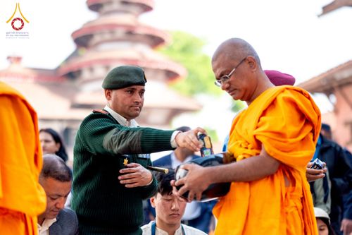 ภาพ No.213156:วันที่ 17 - 18 มีนาคม พ.ศ. 2568 คณะสงฆ์และสามเณรเดินบิณฑบาต รอบเมืองในพื้นที่ วัดสยมภูวนาถและราชวังปาตัน ณ เมืองกาฐมาณฑุ ประเทศเนปาล