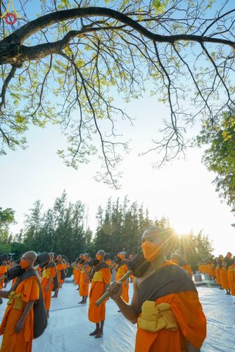 ภาพ No.104438:พระธรรมยาตราร่วมปฏิบัติธรรม และถ่ายภาพหมู่ประวัติศาสตร์ หน้ามหาวิหารพระมงคลเทพมุนี วันที่ 27 ธันวาคม พ.ศ. 2566