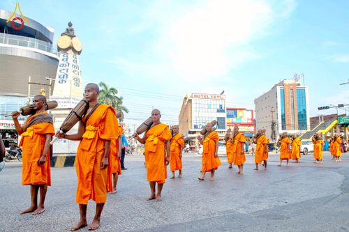 ภาพ No.212946:วันที่ 14 - 15 มีนาคม พ.ศ. 2568 คณะสงฆ์และสามเณรเดินธรรมยาตรา ในโครงการบวชสามเณรเนปาล 500 รูป ไปยังสถานที่รอบมายาเทวีและลุมพินีเกรด ณ ลุมพินี ประเทศเนปาล