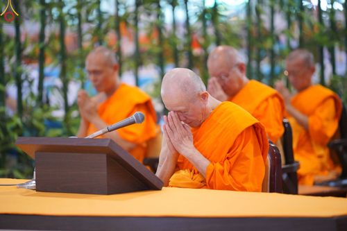 ภาพ No.85409:พิธีถวายมหาสังฆทานคณะสงฆ์ 2000 กว่าวัดทั่วประเทศปีที่ 23, พิธีถวายไทยธรรมคณะสงฆ์ 323 วัด 4 จังหวัดชายแดนภาคใต้, พิธีมอบปัจจัยช่วยเหลือครู 4 จังหวัดชายแดนภาคใต้ ณ สภาธรรมกายสากล วัดพระธรรมกาย ในวันสมาธิโลก อาทิตย์ที่ 6 สิงหาคม พ.ศ. 2566