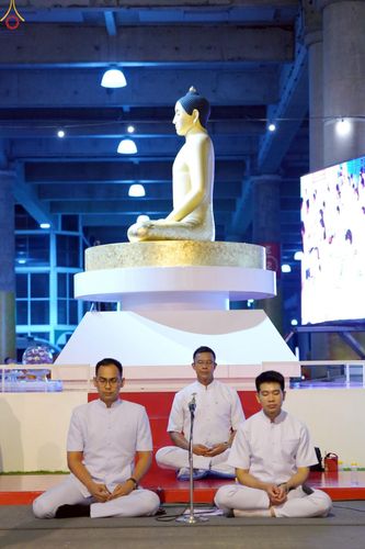 ภาพ No.224008:วันวิสาขบูชา วันอาทิตย์ที่ 11 พฤษภาคม พ.ศ. 2568 พิธีจุดวิสาขประทีป ,  พิธีเวียนประทักษิณรอบพระมหาธรรมกายเจดีย์ , พิธีฉลองชัยสวดมนต์บทธัมมจักกัปปวัตตนสูตร ครบ 7,357,000,000 จบ ณ มหารัตนวิหารคด วัดพระธรรมกาย