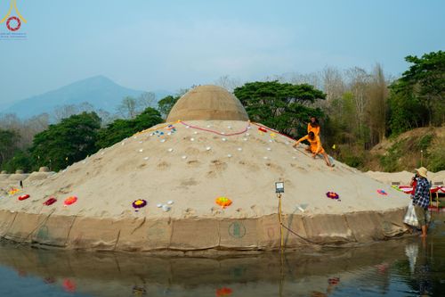 ภาพ No.140380:Photo Story มหัศจรรย์วัดดงดินแดง  EP.8  ภาพการเตรียมงาน การปฎิบัติงาน ของเหล่าผู้ทุ่มเทและเสียสละ เพื่อความสำเร็จของความมหัศจรรย์ ณ วัดดงดินแดง ต.ม่อนจอง อ.อมก๋อย จ.เชียงใหม่ วันที่ 1-7 เมษายน พ.ศ. 2567