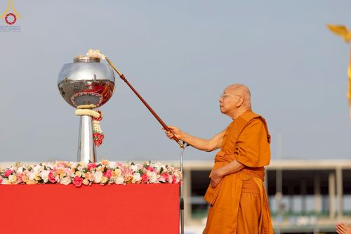 ภาพ No.221606:วันอังคารที่ 22 เมษายน พ.ศ. 2568 ภาพพิธีถวายมหาสังฆทานคณะสงฆ์ 40,000 กว่าวัดทั่วประเทศ เนื่องในวันคุ้มครองโลก ชุดที่ 2 (ปลื้มให้สมการรอคอย) ณ ลานธรรมพระมหาธรรมกายเจดีย์ วัดพระธรรมกาย