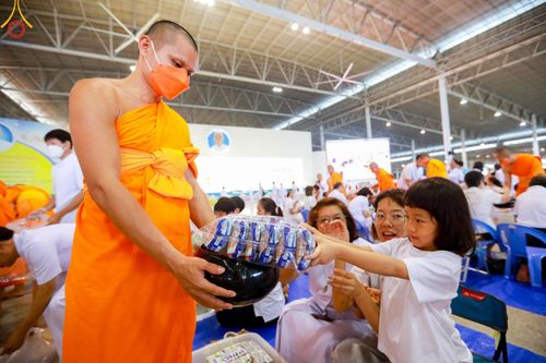 ภาพ No.126561:พิธีตักบาตร ในวันอาทิตย์ต้นเดือนที่ 3 มีนาคม พ.ศ. 2567 ณ บ้านแก้วเรือนทองคุณยายฯ วัดพระธรรมกาย