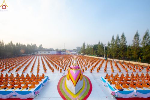 ภาพ No.110290:พิธีตักบาตรพระธรรมยาตราฯ ในโครงการธรรมยาตรากตัญญูบูชา มหาปูชนียาจารย์ พระมงคลเทพมุนี(สด จนฺทสโร) พระผู้ปราบมาร ปีที่ 12 ณ อนุสรณ์สถานลำดับที่ 2 สถานที่ตั้งมโนปณิธานบวชตลอดชีวิต อนุสรณ์สถานบางนางแท่น จ.นครปฐม วันที่ 11 มกราคม พ.ศ. 2567