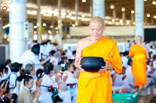 ภาพ No.151045:พิธีตักบาตร ในวันอาทิตย์ต้นเดือน วันที่ 1 กันยายน พ.ศ. 2567 ณ สภาธรรมกายสากล วัดพระธรรมกาย