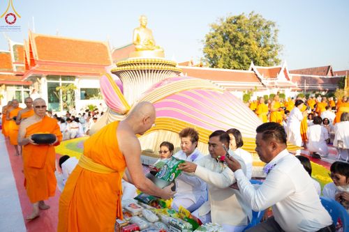 ภาพ No.195386:พิธีตักบาตรพระธรรมยาตรา ณ อนุสรณ์สถานลำดับที่ 3 สถานที่เกิดใหม่ในเพศสมณะ วัดสองพี่น้อง ต.ต้นตาล อ.สองพี่น้อง จ.สุพรรณบุรี ในโครงการธรรมยาตรา กตัญญูบูชา มหาปูชนียาจารย์ พระมงคลเทพมุนี(สด จนฺทสโร) พระผู้ปราบมาร ปีที่ 13 วันที่ 15 มกราคม พ.ศ.2568